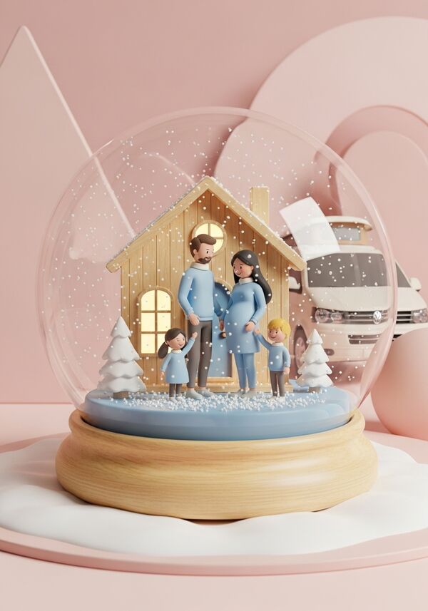 Eine Familie vor eine Holzaus mit Vater, schwangerer Frau mit langen dunklen Haaren, einem zweijährigen Mädchen und einem 3 Jährigen Junge, beide mit blonden haaren. Im Hintergrund schneit es neben dem Haus klein zu sehen ist ein VW T5